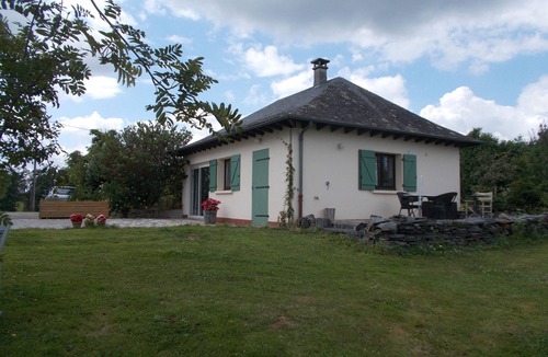 Sainte-Fereole House | Relax under the walnut tree,