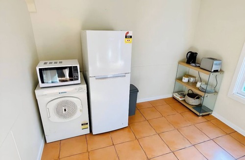 Vincent House | Relax & Unwind: 5BR Home with Pool Near CBD