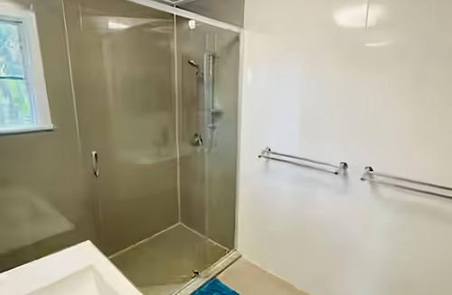 Vincent House | Relax & Unwind: 5BR Home with Pool Near CBD