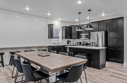 Hollister House | Relax & unwind at U52! 7 bed 7 bath. Beautiful new construction.
