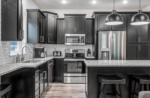 Hollister House | Relax & unwind at U52! 7 bed 7 bath. Beautiful new construction.