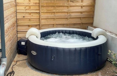 Saint-Martin-de-Londres Apartment | Relaxation bubble with Jacuzzi