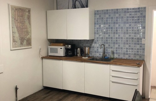 Hoover - Foster House | Relaxed and Spacious 2 BR Apartment with a Patio