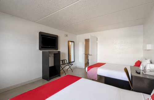 Memorial Hotel | Relaxed, Budget-Friendly Room Close to City Centre Plaza & Parks, Free Parking