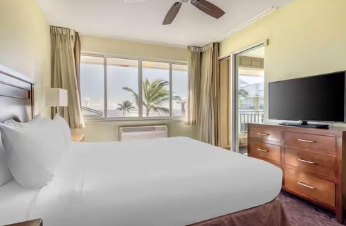 Poipu Hotel | Relaxed Suite Near Shipwreck Beach + Parking & Pool Access + Kitchen