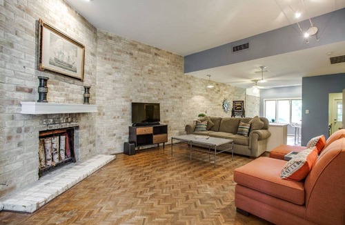 Oak Lawn House | Relaxed Uptown Dallas Townhouse : On Katy Trail near SMU