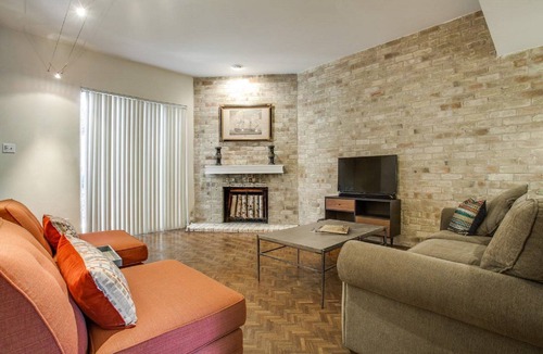 Oak Lawn House | Relaxed Uptown Dallas Townhouse : On Katy Trail near SMU
