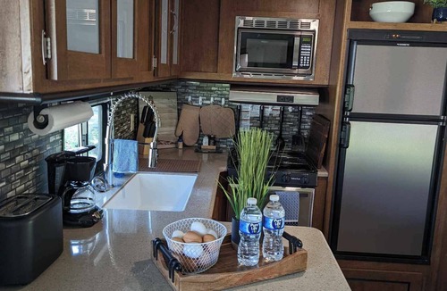 Severn House | Relaxing 1 bedroom 2019 Camper beside the Seven River