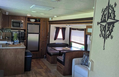 Severn House | Relaxing 1 bedroom 2019 Camper beside the Seven River