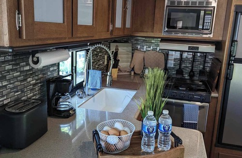 Severn House | Relaxing 1 bedroom 2019 Camper beside the Seven River