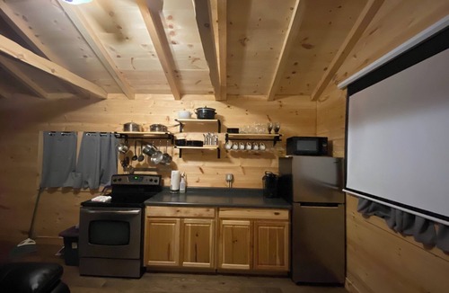 Viola Cabin | Relaxing 1-bedroom cabin with Loft, AC & WiFi on 5 acre timber w/trails & views