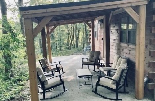 Viola Cabin | Relaxing 1-bedroom cabin with Loft, AC & WiFi on 5 acre timber w/trails & views