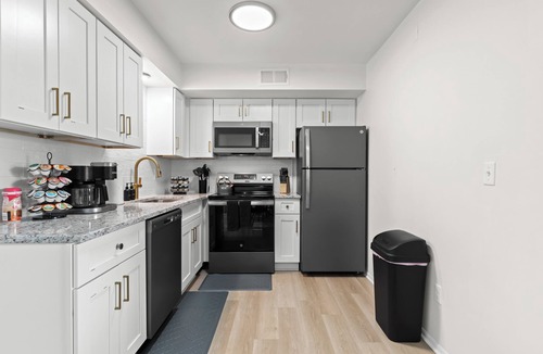 Royal Oak Apartment | Relaxing 1BR Retreat | King Bed | Royal Oak