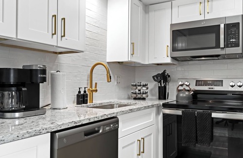 Royal Oak Apartment | Relaxing 1BR Retreat | King Bed | Royal Oak