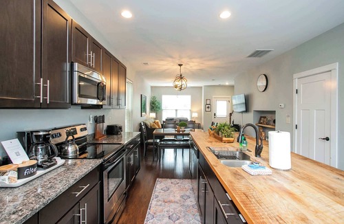 Inglewood Condo | Relaxing 2 BD/2.5 BA Nash Home