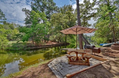 La Grange Cabin | Relaxing 2-bedroom cabin on Lake Jean