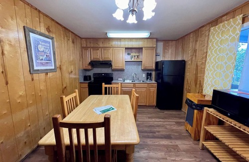 Zwolle Cabin | Relaxing 2-Bedroom Cabin with Vaulted Ceiling, Kitchen & Firepit