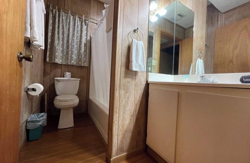Zwolle Cabin | Relaxing 2-Bedroom Cabin with Full Kitchen, Lake Views & Outdoor Gathering Space