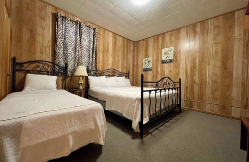 Zwolle Cabin | Relaxing 2-Bedroom Cabin with Full Kitchen, Lake Views & Outdoor Gathering Space