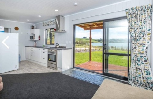Taharoa House | Relaxing 2 Bedroom home with Harbour views