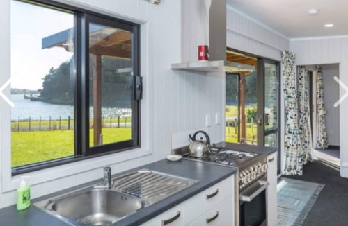 Taharoa House | Relaxing 2 Bedroom home with Harbour views