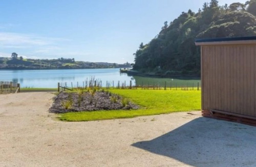 Taharoa House | Relaxing 2 Bedroom home with Harbour views