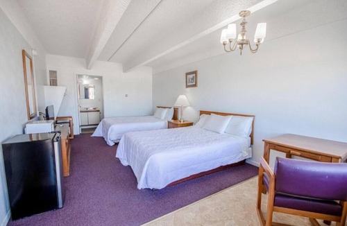 Osborne Hotel | Relaxing 2 Queen Beds Stay Near Local Dining