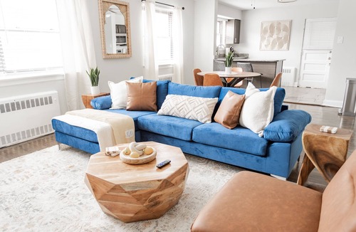 Rogers Park Apartment | Relaxing 2BR Apartment in Lively West Rogers Park