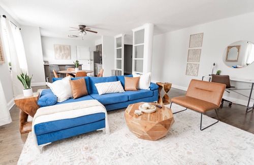 Rogers Park Apartment | Relaxing 2BR Apartment in Lively West Rogers Park