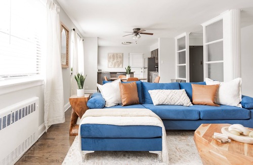 Rogers Park Apartment | Relaxing 2BR Apartment in Lively West Rogers Park