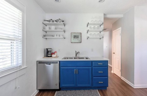 Rosedale Apartment | Relaxing 2BR Getaway Near KU Med with Pool | 18