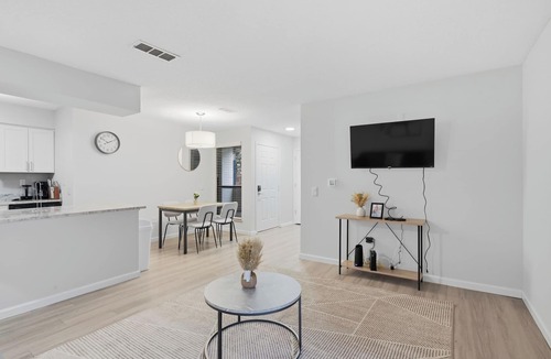 Hurstbourne Acres Apartment | Relaxing 2BR Retreat with Modern Touches
