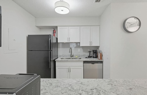 Hurstbourne Acres Apartment | Relaxing 2BR Retreat with Modern Touches