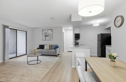 Hurstbourne Acres Apartment | Relaxing 2BR Retreat with Modern Touches