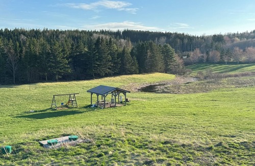 Boularderie Ski Chalet | Relaxing 2BR Unit Near Hiking & Scenic Drives Sleeps 5 |Great Cabot Unit 17