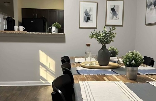 Southside Apartment | Relaxing 3BD Family Retreat | Pool & Game Center