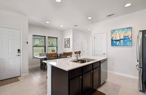 Manor House | Relaxing 3BR Retreat! Incredible Location! Community Pool & Gym.