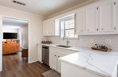 Corsicana House | Relaxing 3BR Stay - BBQ, Games & Comfort!