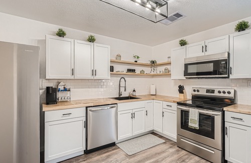 West San Antonio House | Relaxing 3BR w/Waffle Bar Lackland BMT Seaworld