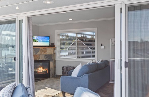 Lake Stevens House | Relaxing 4 bed, 4 bath, + private studio lakefront home on Lake Stevens!