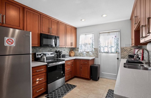 El Cerrito House | Relaxing 4 bedroom - Full Kitchen & Dining - BART