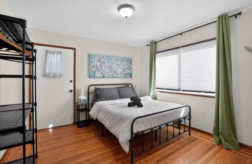 El Cerrito House | Relaxing 4 bedroom - Full Kitchen & Dining - BART