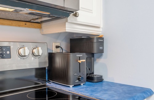 Mount Hope House | Relaxing 4B Home ~ Near Hamilton Airport - Comfort