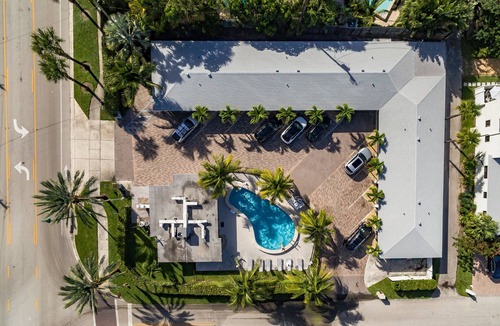 Singer Island Apartment | Relaxing and Cozy beach front apartment with pool