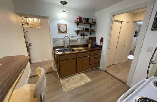 May Creek Apartment | Relaxing Apartment in charming Gold Bar- Queen bed, jetted bathtub,