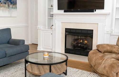 Wise House | Relaxing at the Charming Lakefront House