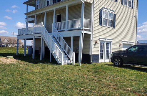 Mount Holly House | Relaxing at the river