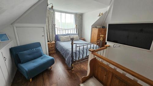 Whitstable House | Relaxing Attic Room with En-suite Jacuzzi bath