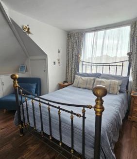Whitstable House | Relaxing Attic Room with En-suite Jacuzzi bath