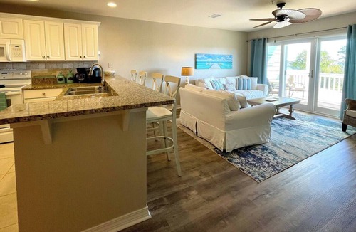 Innerarity Townhomes House | Relaxing Breeze: Great Views, Pool & 2 Kayaks!